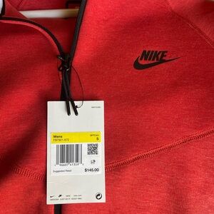 Nike men’s zip up jacket. Size small.